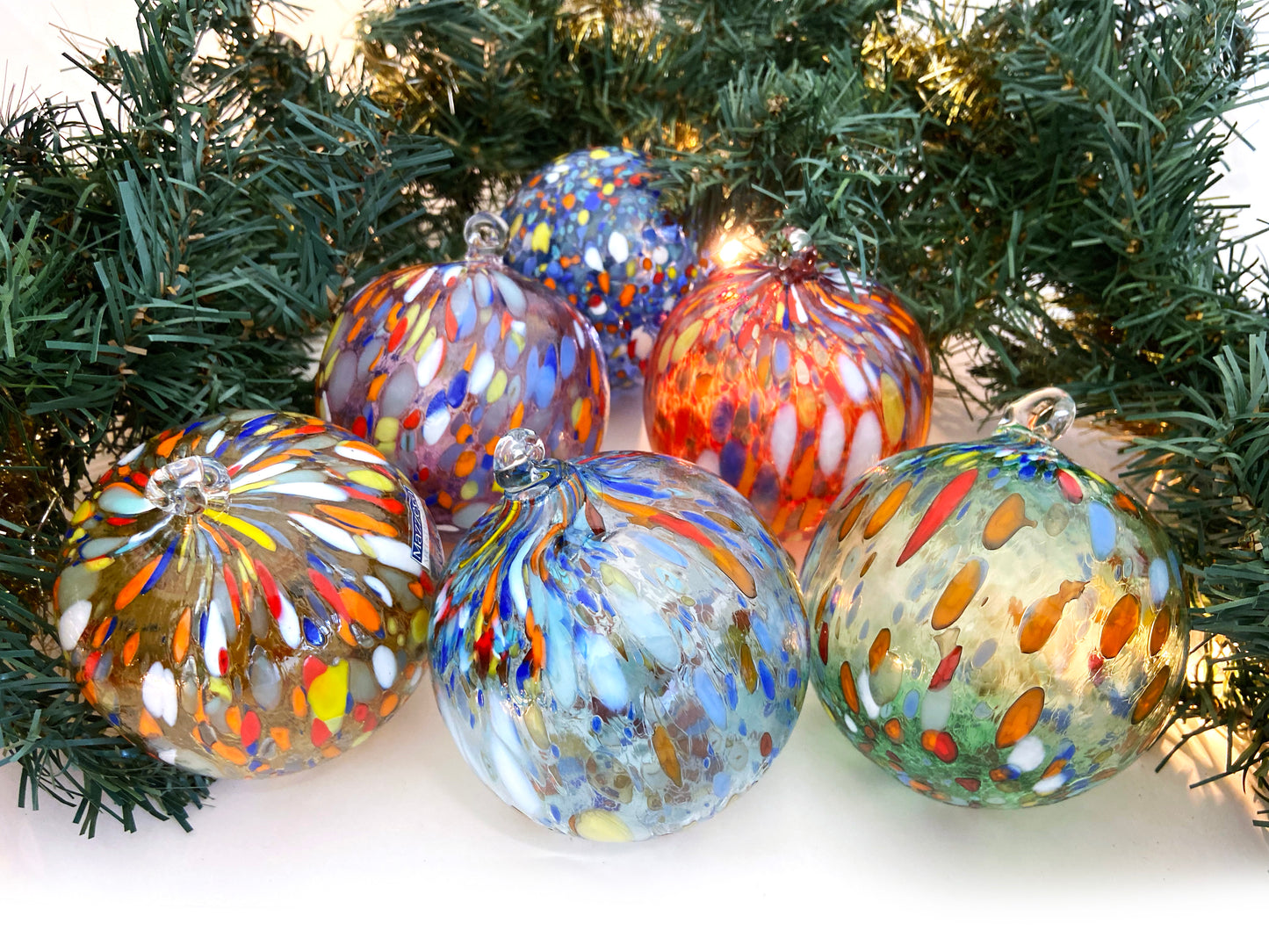 6 palline di Natale Classic in Vetro Soffiate e Lavorate a Mano con Murrine di Murano, linea “I Colori di Murano” Made in Italy