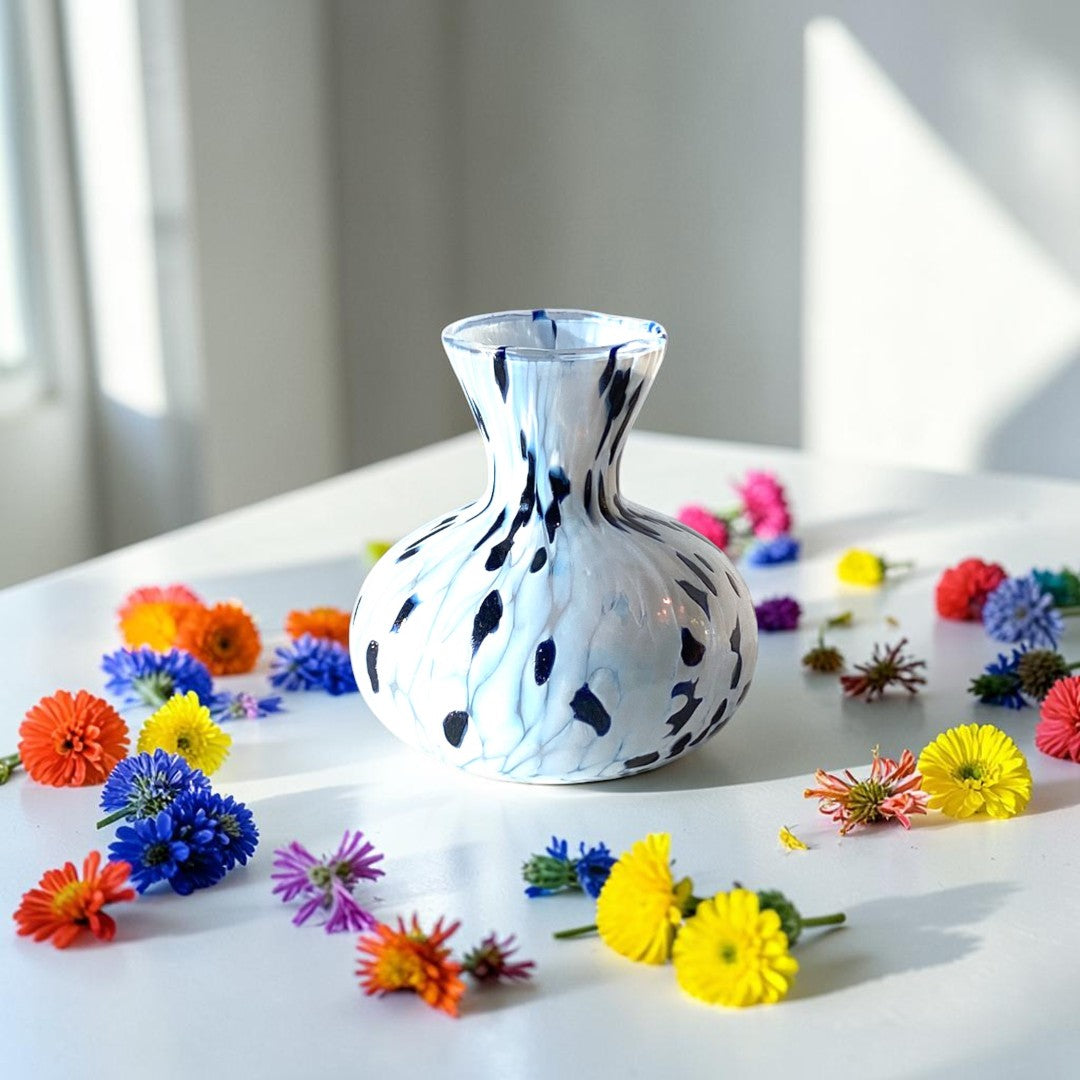 1 Vase en verre aventurin bleu soufflé et travaillé à la main avec des perles de Murano, ligne « I Colori di Murano » Fabriqué en Italie h. 9,5 cm.