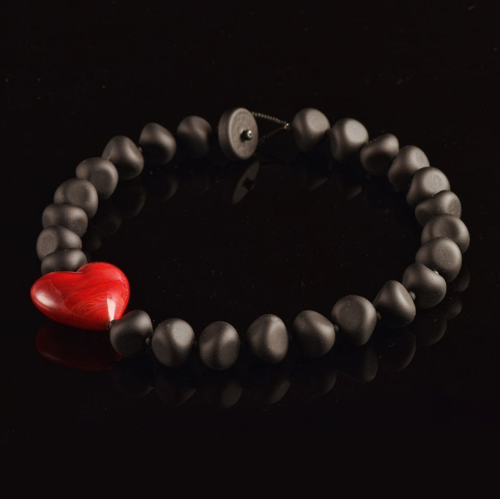 Collana in Vetro di Murano. "Cuore e Contrasto" Cuore Rosso Lucido da 38mm, e 25 Perle Nere Satinate, Lunghezza 53 cm. Made in Murano