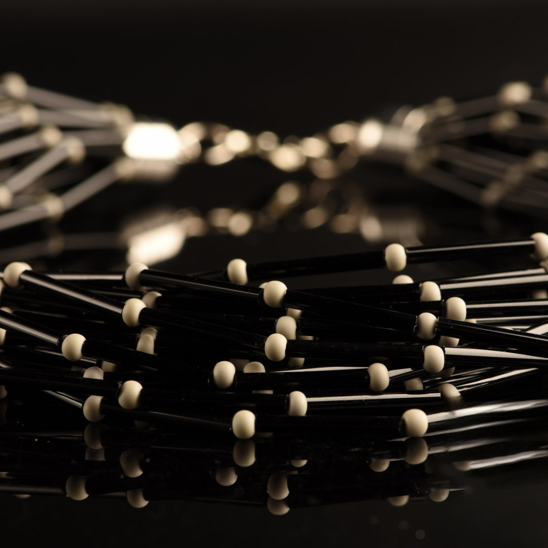Collana Torchon Pive Mono: capolavoro di Murano, 20 fili di rare perle a tubo di vetro vintage nero e perle satinate colorate.