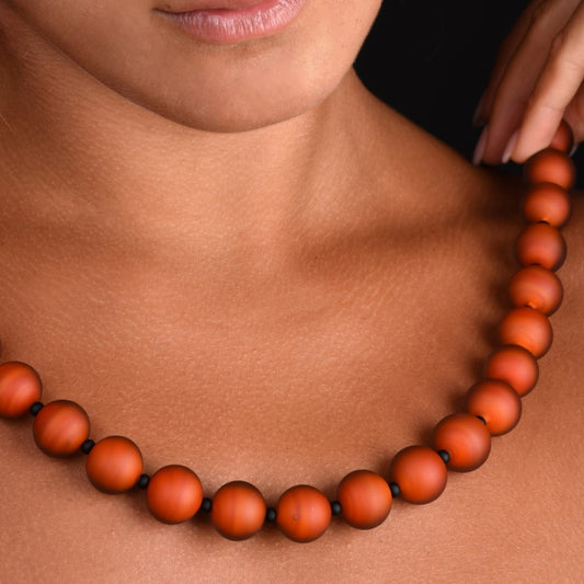 La collana Tosca Colore in vetro di Murano è composta da 25 perle Tosca, colori pastello e un rivestimento satinato trasparente.