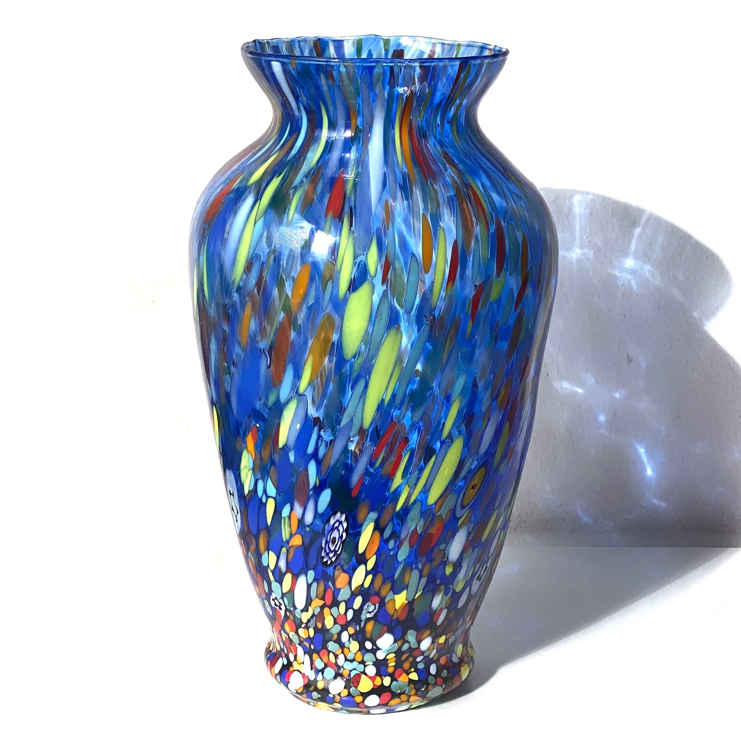 Vaso in Vetro Soffiato stile "CLASSIC" Lavorato a Mano con Murrine di Murano, linea “I Colori di Murano” h. 30 cm. Made in Italy