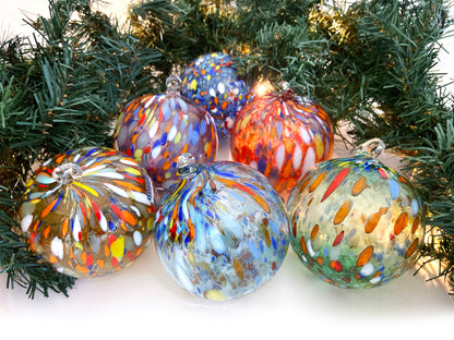 Boules de Noël en verre « I Colori di Murano », paquet de 6 grandes boules de verre soufflées colorées, décorations de Noël ornementales artisanales pour le sapin de Noël avec anneau de suspension Ø 9 cm.