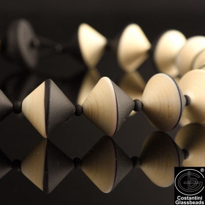 Collana Anna in Vetro di Murano Originale (52 cm): Perle Biconiche Bicolore Satinate da 20mm, Lavorazione Artigianale a Lume, Gioiello Unico e Vivace.