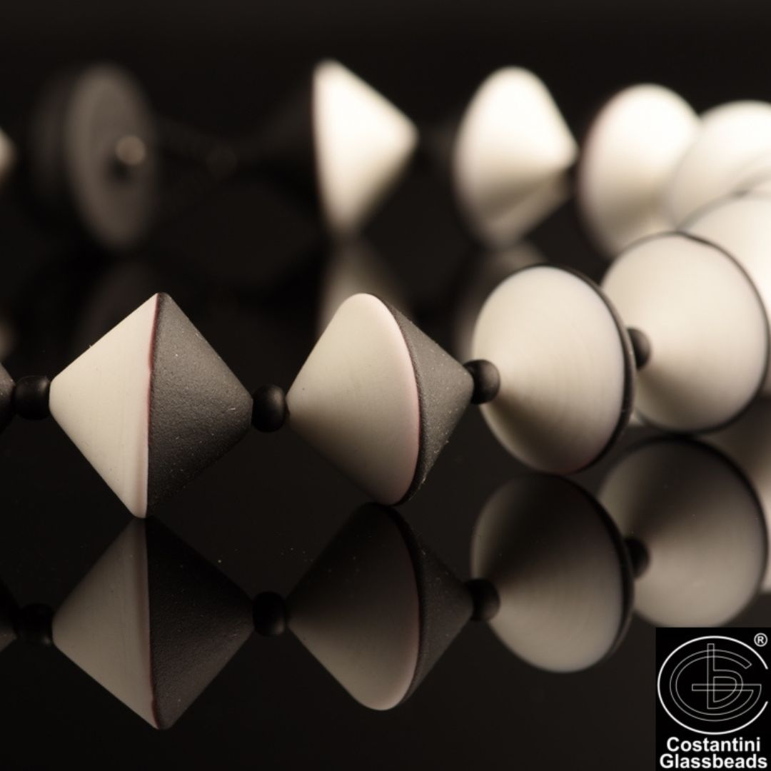 Collana Anna in Vetro di Murano Originale (52 cm): Perle Biconiche Bicolore Satinate da 20mm, Lavorazione Artigianale a Lume, Gioiello Unico e Vivace.