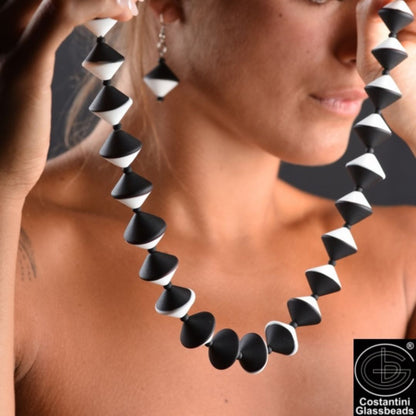 Collana Anna in Vetro di Murano Originale (52 cm): Perle Biconiche Bicolore Satinate da 20mm, Lavorazione Artigianale a Lume, Gioiello Unico e Vivace.