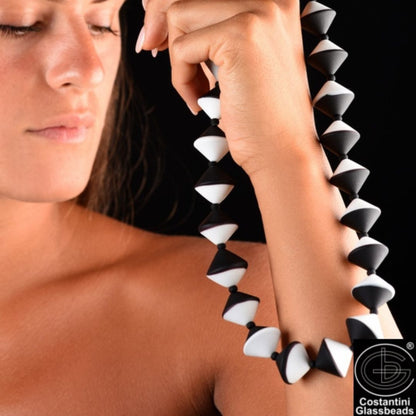 Collana Anna in Vetro di Murano Originale (52 cm): Perle Biconiche Bicolore Satinate da 20mm, Lavorazione Artigianale a Lume, Gioiello Unico e Vivace.