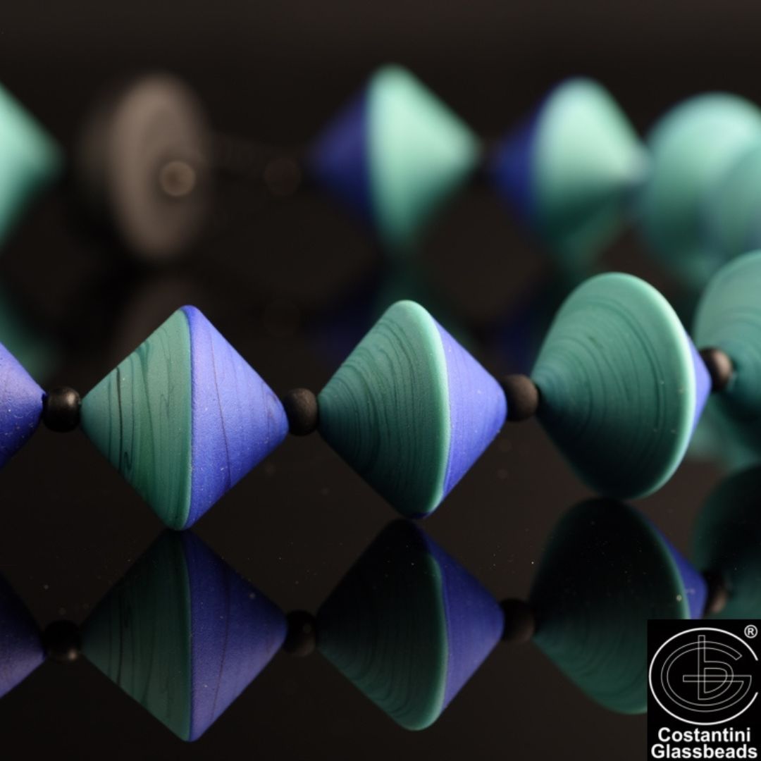 Collana Anna in Vetro di Murano Originale (52 cm): Perle Biconiche Bicolore Satinate da 20mm, Lavorazione Artigianale a Lume, Gioiello Unico e Vivace.