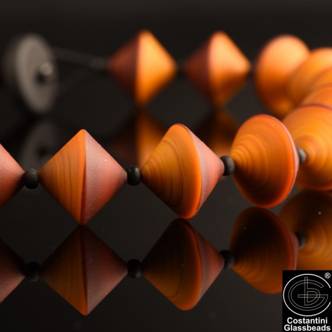 Collana Anna in Vetro di Murano Originale (52 cm): Perle Biconiche Bicolore Satinate da 20mm, Lavorazione Artigianale a Lume, Gioiello Unico e Vivace.