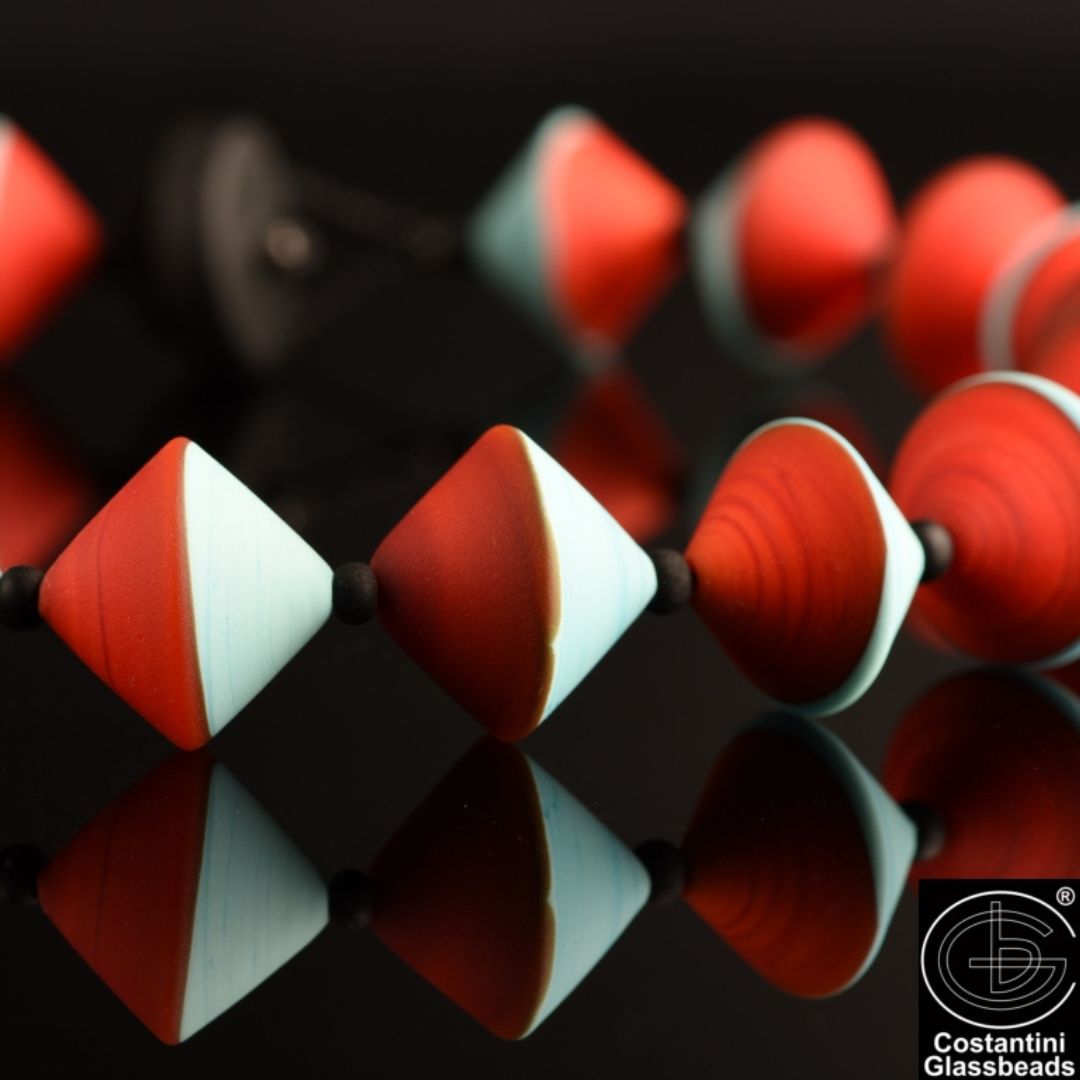 Collana Anna in Vetro di Murano Originale (52 cm): Perle Biconiche Bicolore Satinate da 20mm, Lavorazione Artigianale a Lume, Gioiello Unico e Vivace.