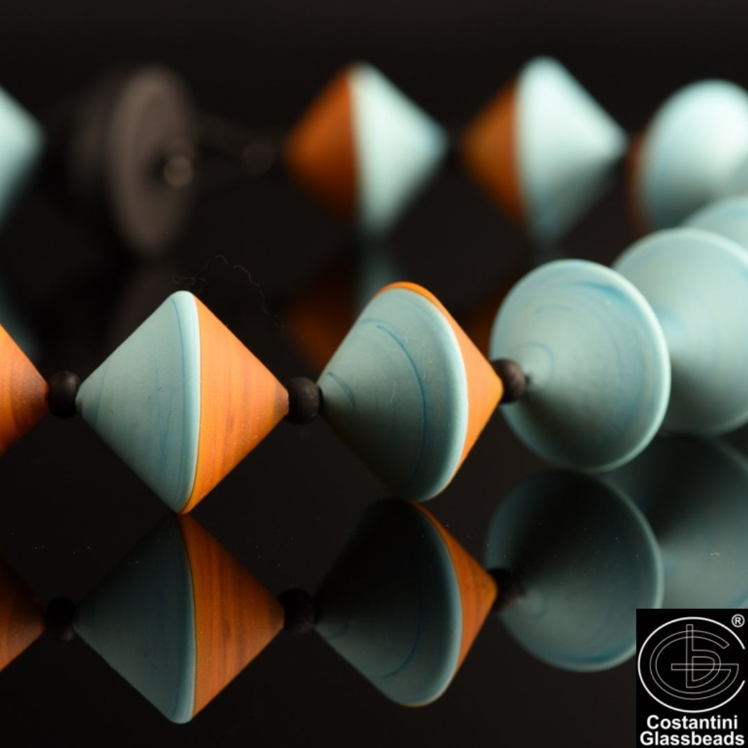 Collana Anna in Vetro di Murano Originale (52 cm): Perle Biconiche Bicolore Satinate da 20mm, Lavorazione Artigianale a Lume, Gioiello Unico e Vivace.