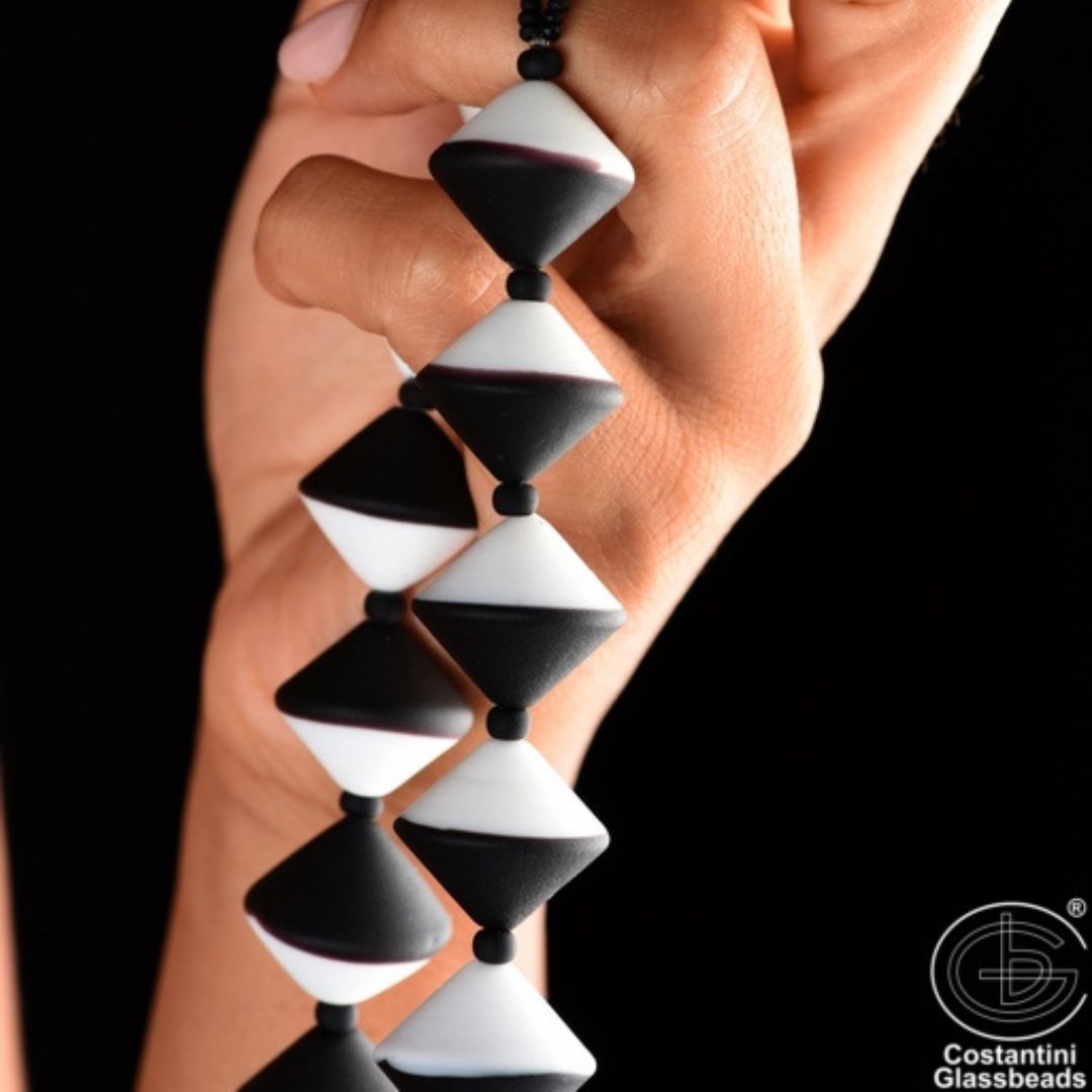 Collana Anna in Vetro di Murano Originale (52 cm): Perle Biconiche Bicolore Satinate da 20mm, Lavorazione Artigianale a Lume, Gioiello Unico e Vivace.