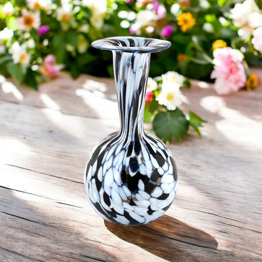 Vaso in vetro di Murano, soffiato e lavorato a mano, linea "I Colori di Murano" h. cm. 17,5 - Made in Murano. Cod. 04