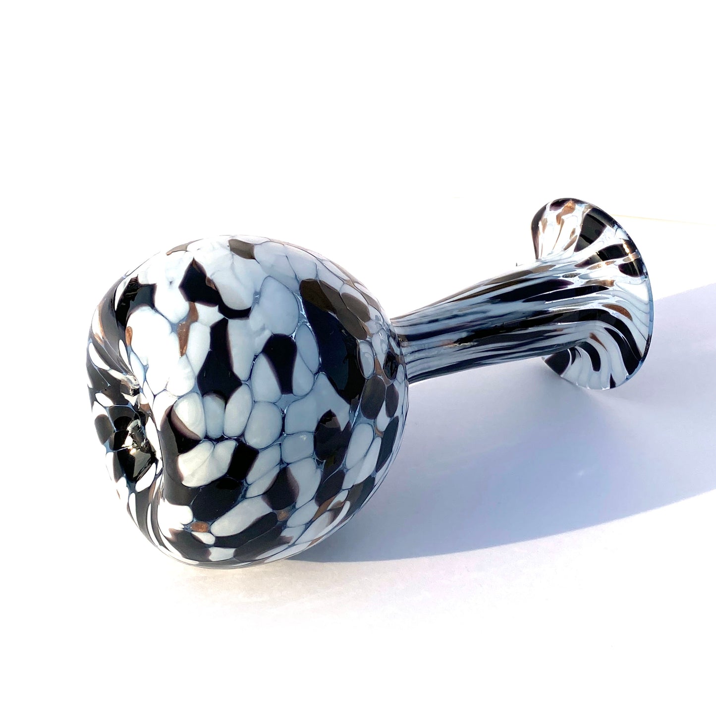 Vaso in vetro di Murano, soffiato e lavorato a mano, linea "I Colori di Murano" h. cm. 17,5 - Made in Murano. Cod. 04