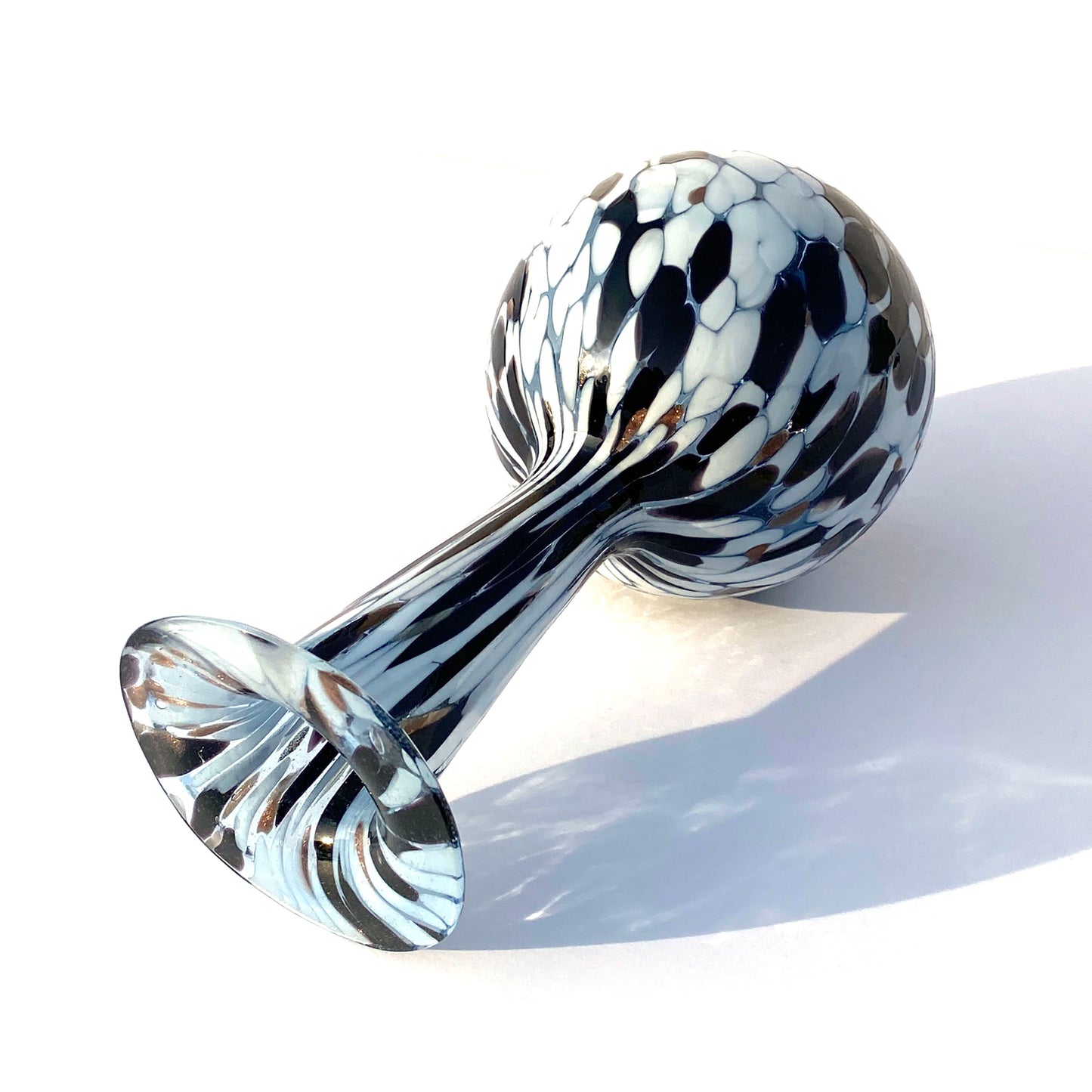 Vaso in vetro di Murano, soffiato e lavorato a mano, linea "I Colori di Murano" h. cm. 17,5 - Made in Murano. Cod. 04