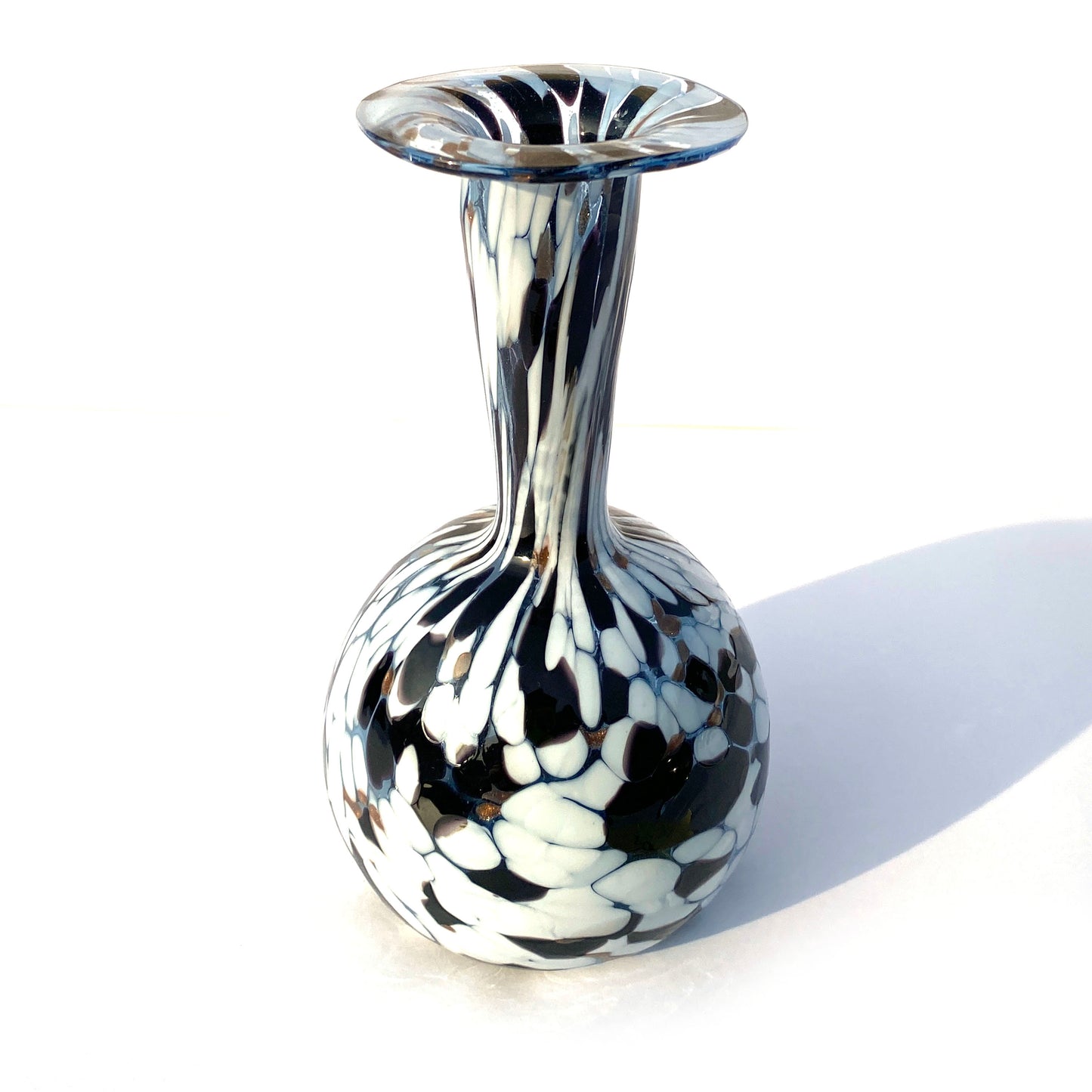 Vaso in vetro di Murano, soffiato e lavorato a mano, linea "I Colori di Murano" h. cm. 17,5 - Made in Murano. Cod. 04