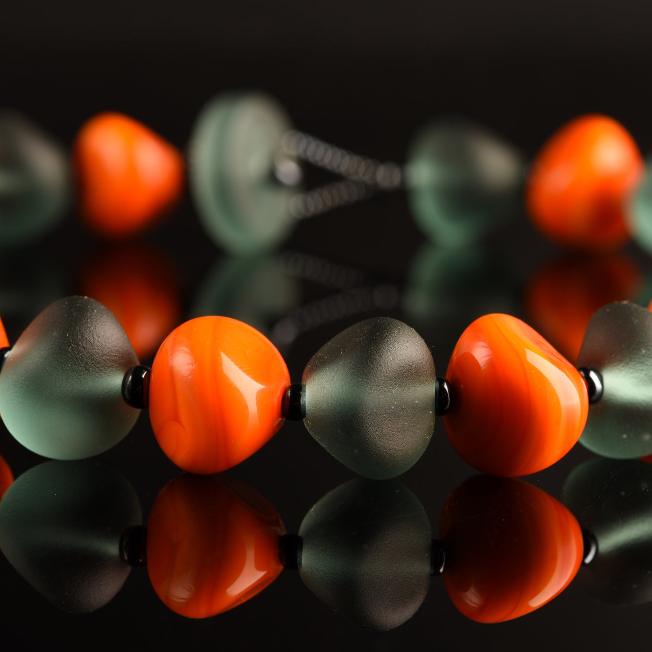 Collana Daphne in Vetro di Murano: Perle a Forma di Pietra in Tonalità Pastello e Acciaio Satinato, lunghezza circa 52 cm