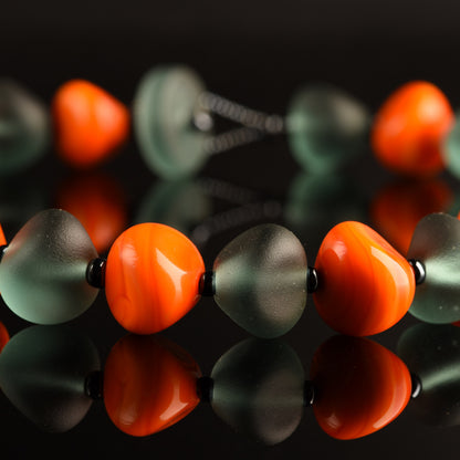 Collana Daphne in Vetro di Murano: Perle a Forma di Pietra in Tonalità Pastello e Acciaio Satinato, lunghezza circa 52 cm