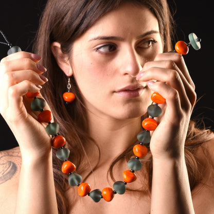 Collana Daphne in Vetro di Murano: Perle a Forma di Pietra in Tonalità Pastello e Acciaio Satinato, lunghezza circa 52 cm