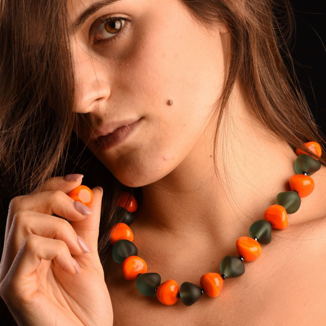 Collana Daphne in Vetro di Murano: Perle a Forma di Pietra in Tonalità Pastello e Acciaio Satinato, lunghezza circa 52 cm