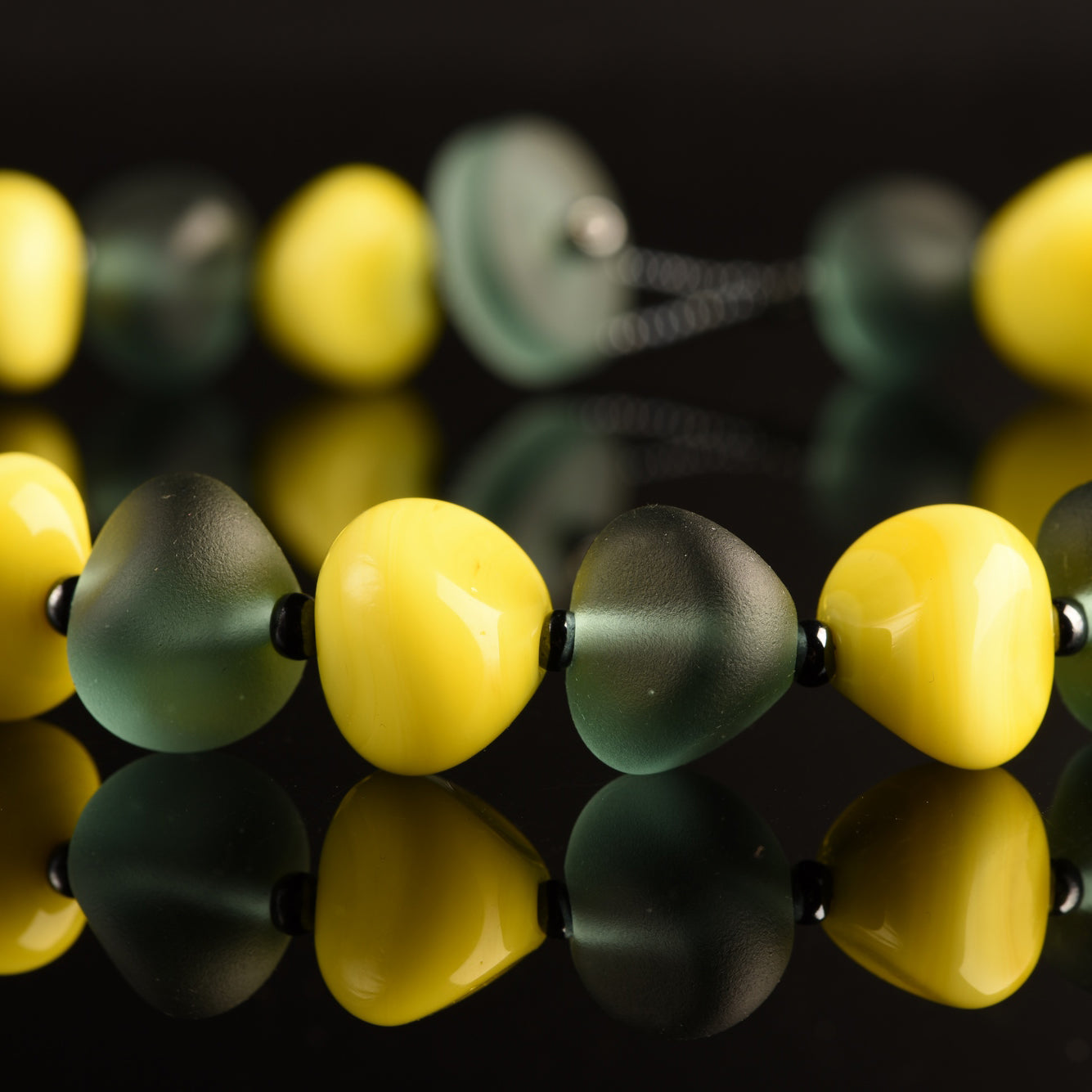 Collana Daphne in Vetro di Murano: Perle a Forma di Pietra in Tonalità Pastello e Acciaio Satinato, lunghezza circa 52 cm