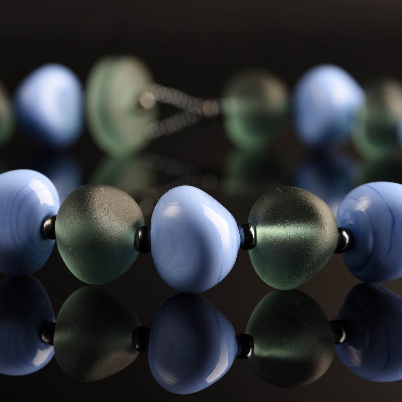 Collana Daphne in Vetro di Murano: Perle a Forma di Pietra in Tonalità Pastello e Acciaio Satinato, lunghezza circa 52 cm