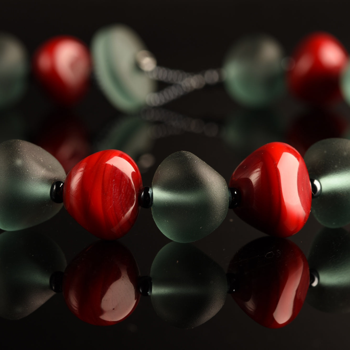 Collana Daphne in Vetro di Murano: Perle a Forma di Pietra in Tonalità Pastello e Acciaio Satinato, lunghezza circa 52 cm