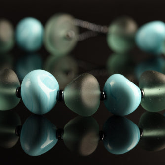 Collana Daphne in Vetro di Murano: Perle a Forma di Pietra in Tonalità Pastello e Acciaio Satinato, lunghezza circa 52 cm