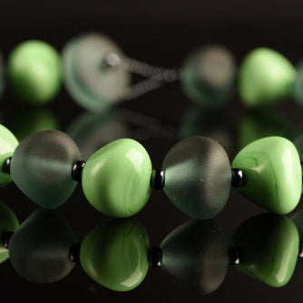 Collana Daphne in Vetro di Murano: Perle a Forma di Pietra in Tonalità Pastello e Acciaio Satinato, lunghezza circa 52 cm