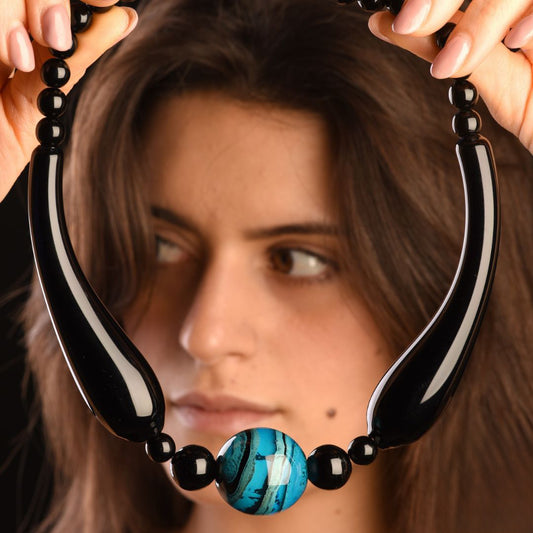 Collana Desdemona in Vetro di Murano: Lussuoso gioiello con perla centrale sommersa colorata e grandi perle soffiate nere. lunghezza circa 47 cm