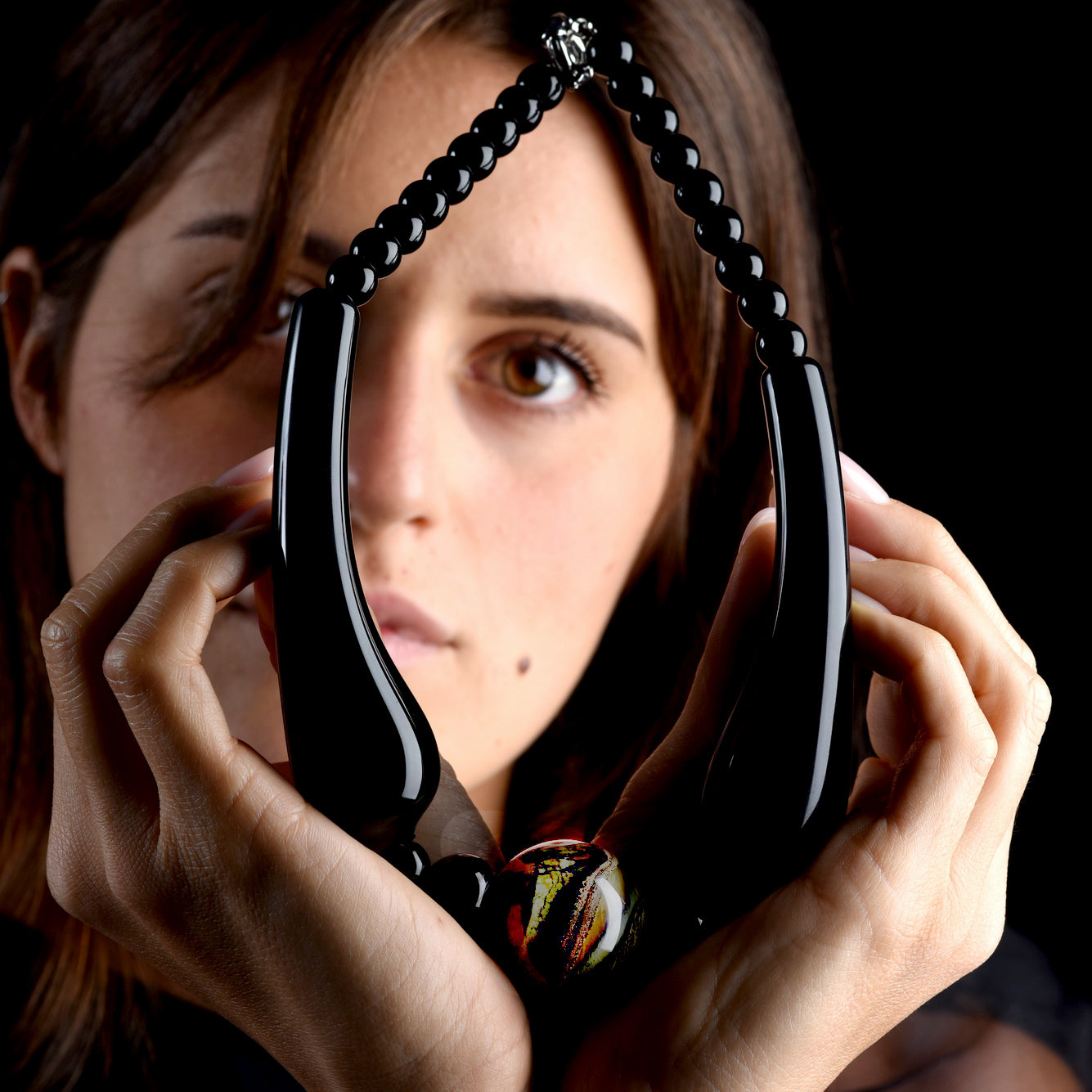 Collana Desdemona in Vetro di Murano: Lussuoso gioiello con perla centrale sommersa colorata e grandi perle soffiate nere. lunghezza circa 47 cm