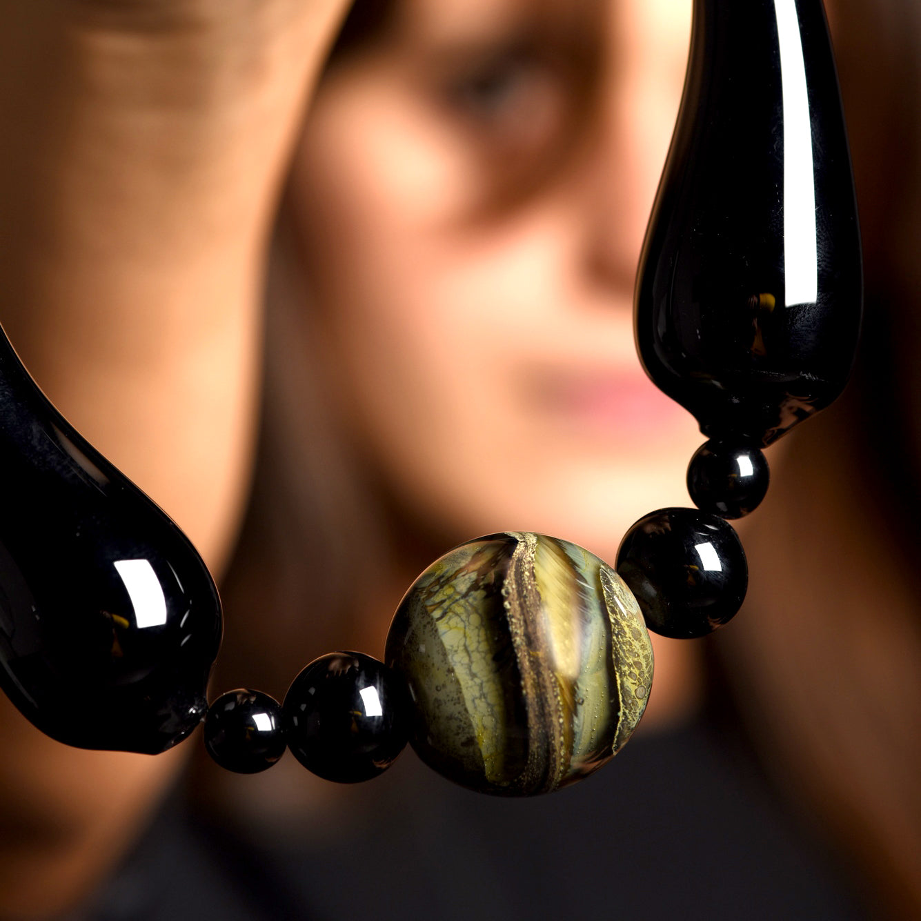 Collana Desdemona in Vetro di Murano: Lussuoso gioiello con perla centrale sommersa colorata e grandi perle soffiate nere. lunghezza circa 47 cm