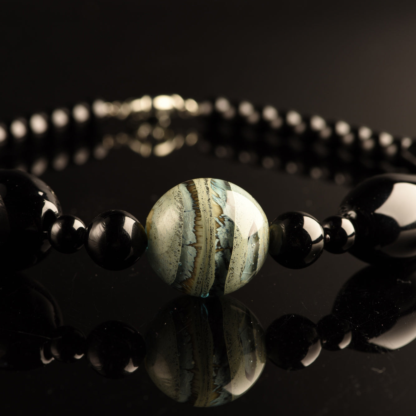 Collana Desdemona in Vetro di Murano: Lussuoso gioiello con perla centrale sommersa colorata e grandi perle soffiate nere. lunghezza circa 47 cm