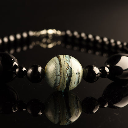 Collana Desdemona in Vetro di Murano: Lussuoso gioiello con perla centrale sommersa colorata e grandi perle soffiate nere. lunghezza circa 47 cm