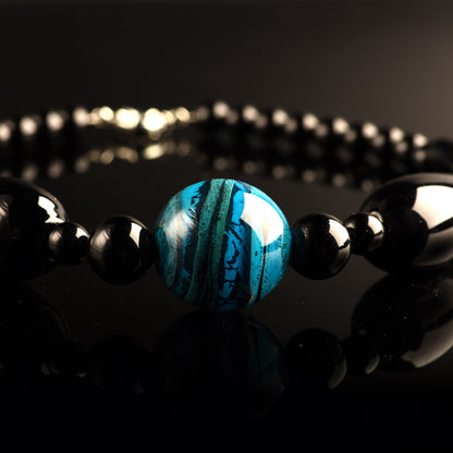 Collana Desdemona in Vetro di Murano: Lussuoso gioiello con perla centrale sommersa colorata e grandi perle soffiate nere. lunghezza circa 47 cm