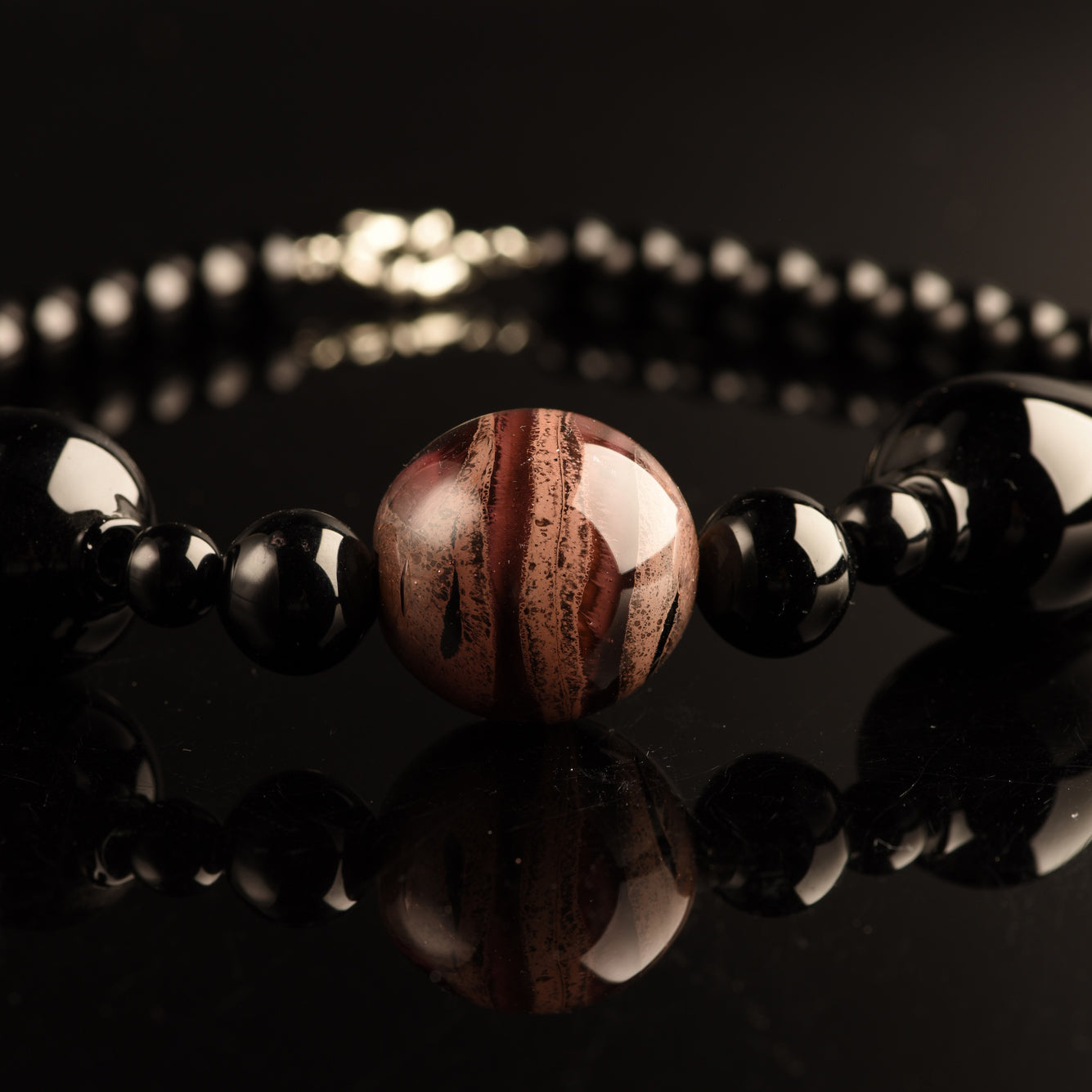 Collana Desdemona in Vetro di Murano: Lussuoso gioiello con perla centrale sommersa colorata e grandi perle soffiate nere. lunghezza circa 47 cm