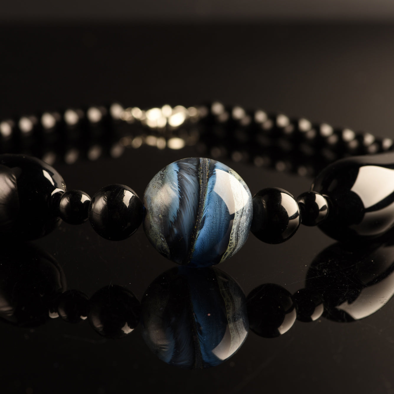 Collana Desdemona in Vetro di Murano: Lussuoso gioiello con perla centrale sommersa colorata e grandi perle soffiate nere. lunghezza circa 47 cm