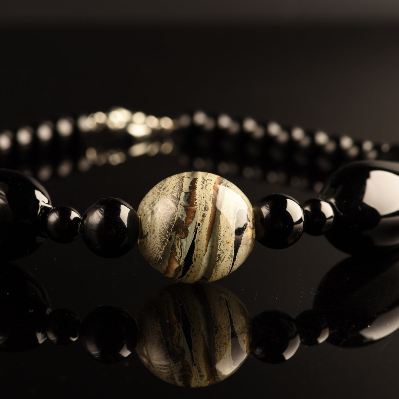 Collana Desdemona in Vetro di Murano: Lussuoso gioiello con perla centrale sommersa colorata e grandi perle soffiate nere. lunghezza circa 47 cm