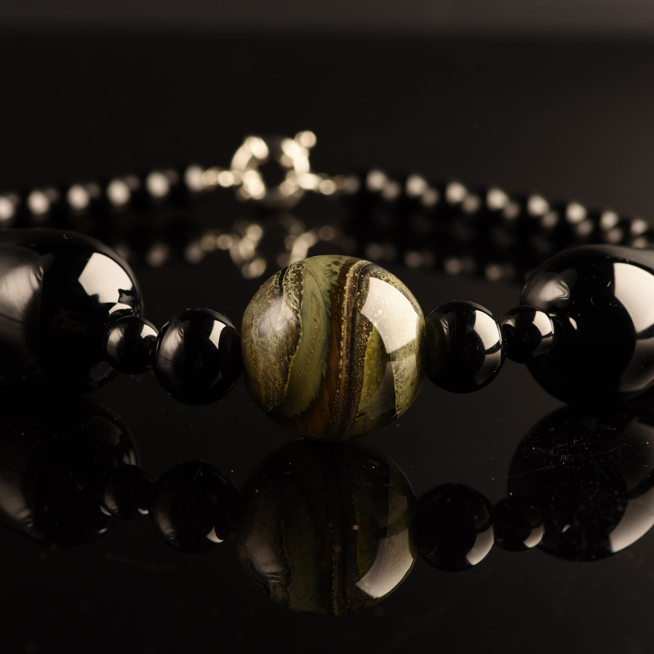 Collana Desdemona in Vetro di Murano: Lussuoso gioiello con perla centrale sommersa colorata e grandi perle soffiate nere. lunghezza circa 47 cm