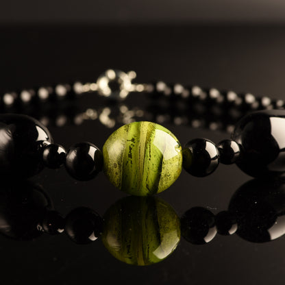 Collana Desdemona in Vetro di Murano: Lussuoso gioiello con perla centrale sommersa colorata e grandi perle soffiate nere. lunghezza circa 47 cm