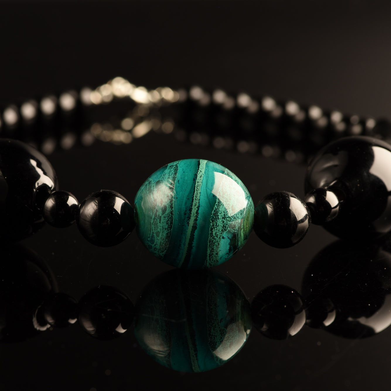 Collana Desdemona in Vetro di Murano: Lussuoso gioiello con perla centrale sommersa colorata e grandi perle soffiate nere. lunghezza circa 47 cm