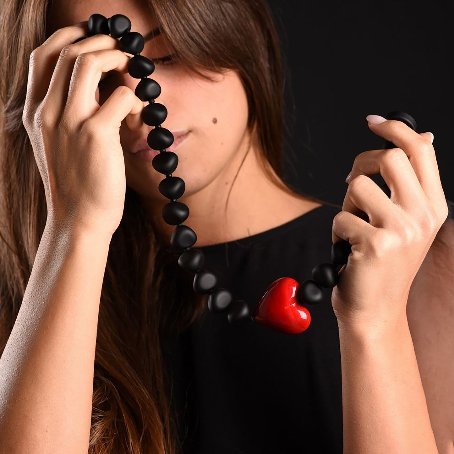 Collana in Vetro di Murano. "Cuore e Contrasto" Cuore Rosso Lucido da 38mm, e 25 Perle Nere Satinate, Lunghezza 53 cm. Made in Murano
