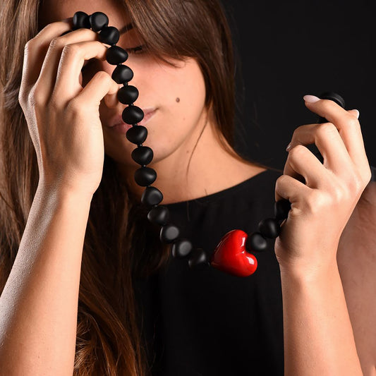 Collana in Vetro di Murano. "Cuore e Contrasto" Cuore Rosso Lucido da 38mm, e 25 Perle Nere Satinate, Lunghezza 53 cm. Made in Murano