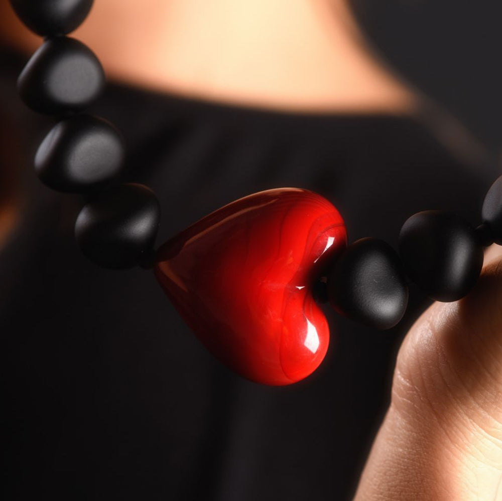 Collana in Vetro di Murano. "Cuore e Contrasto" Cuore Rosso Lucido da 38mm, e 25 Perle Nere Satinate, Lunghezza 53 cm. Made in Murano