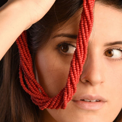 Collana Torchon Mat di Murano, 9 fili intrecciati di rare perle conteria satinato pastello vintage anni '80 (lunghezza circa 50 cm), chiusura anallergica.