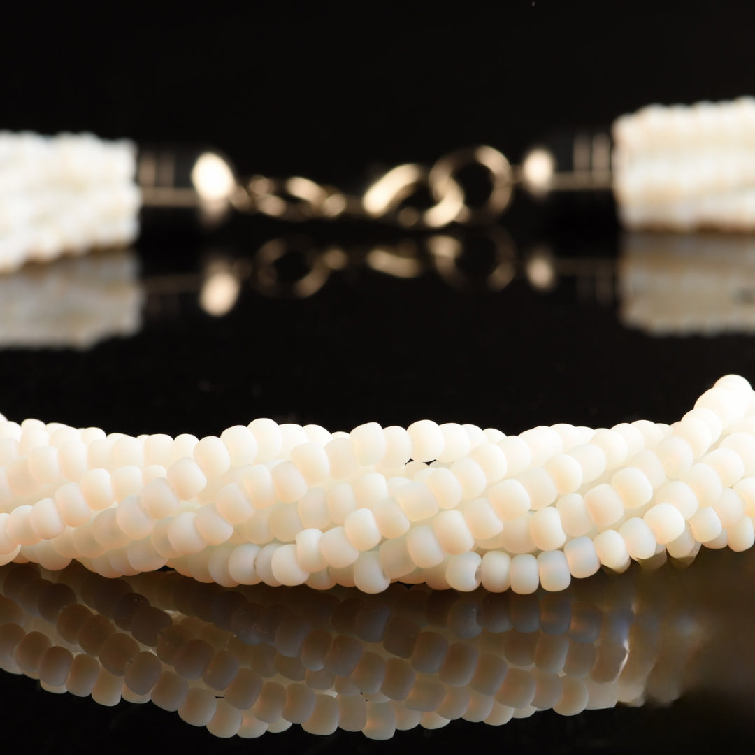 Collana Torchon Mat di Murano, 9 fili intrecciati di rare perle conteria satinato pastello vintage anni '80 (lunghezza circa 50 cm), chiusura anallergica.