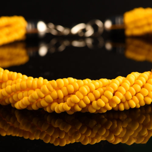 Collana Torchon Mat di Murano, 9 fili intrecciati di rare perle conteria satinato pastello vintage anni '80 (lunghezza circa 50 cm), chiusura anallergica.