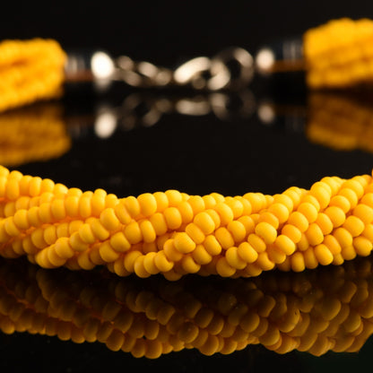 Collana Torchon Mat di Murano, 9 fili intrecciati di rare perle conteria satinato pastello vintage anni '80 (lunghezza circa 50 cm), chiusura anallergica.