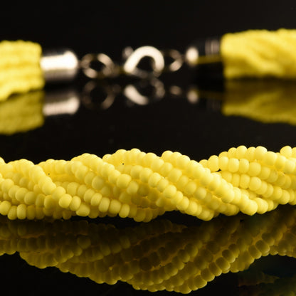 Collana Torchon Mat di Murano, 9 fili intrecciati di rare perle conteria satinato pastello vintage anni '80 (lunghezza circa 50 cm), chiusura anallergica.