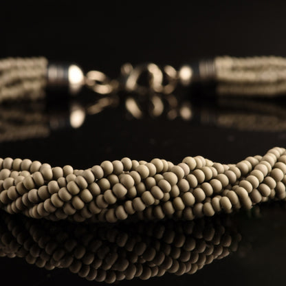 Collana Torchon Mat di Murano, 9 fili intrecciati di rare perle conteria satinato pastello vintage anni '80 (lunghezza circa 50 cm), chiusura anallergica.